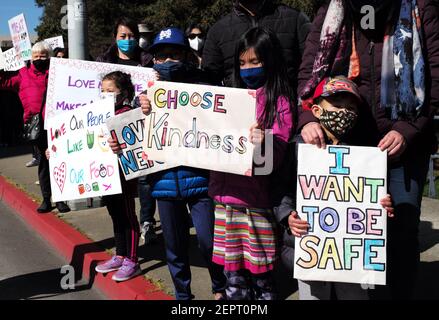 San Mateo, Stati Uniti. 27 Feb 2021. La gente partecipa a un raduno contro i crimini di odio anti-asiatici a San Mateo, California, Stati Uniti, 27 febbraio 2021. Gli alti funzionari del Dipartimento di Giustizia degli Stati Uniti hanno detto Venerdì che la recente ondata di violenza e di incidenti di odio contro gli americani asiatici nel paese è inaccettabile, giurando di indagare su questi casi e altri crimini di odio. Credit: WU Xiaoling/Xinhua/Alamy Live News Foto Stock