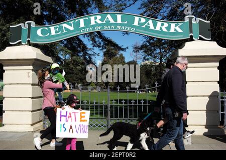 San Mateo, Stati Uniti. 27 Feb 2021. La gente partecipa a un raduno contro i crimini di odio anti-asiatici a San Mateo, California, Stati Uniti, 27 febbraio 2021. Gli alti funzionari del Dipartimento di Giustizia degli Stati Uniti hanno detto Venerdì che la recente ondata di violenza e di incidenti di odio contro gli americani asiatici nel paese è inaccettabile, giurando di indagare su questi casi e altri crimini di odio. Credit: WU Xiaoling/Xinhua/Alamy Live News Foto Stock