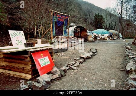 Il campo di protesta della Glen of the Downs Road protesta nella contea di Wicklow, Irlanda. La N11 tra Kilmacanogue e Kilpedder è stata ampliata a doppia carreggiata lungo il percorso attraverso la valle glaciale boscosa che include un'area di conservazione speciale. Maggio 1998 Foto Stock