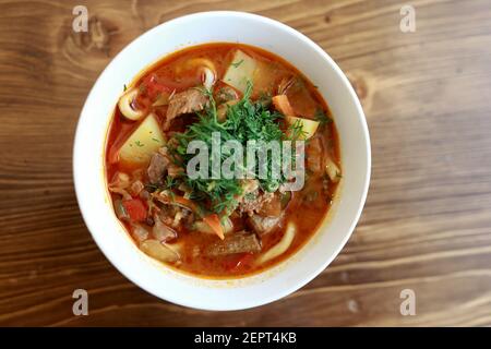 Ciotola di zuppa di lagman sul tavolo nel ristorante Foto Stock