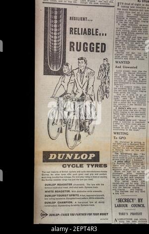 Annuncio per gli pneumatici Dunlop nel quotidiano serale News (giovedì 10 maggio 1962), Londra, Regno Unito. Foto Stock