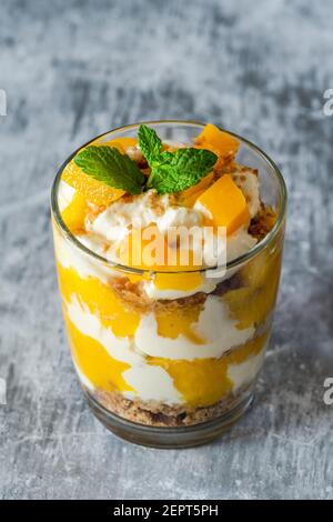 Mango, granola e yogurt alla vaniglia dessert pot Foto Stock