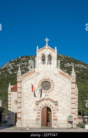 Ston, Croazia - 19 agosto 2020: Facciata anteriore della chiesa di San Biagio prima del tramonto nella città vecchia Foto Stock