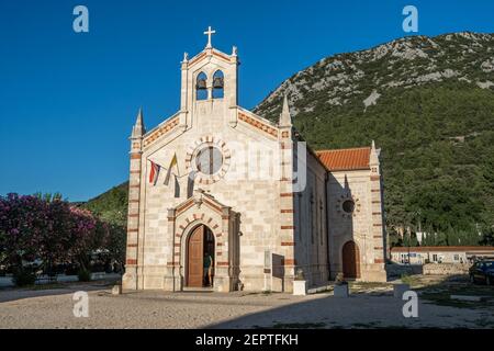 Ston, Croazia - 19 agosto 2020: Facciata anteriore della chiesa di San Biagio prima del tramonto nella città vecchia Foto Stock