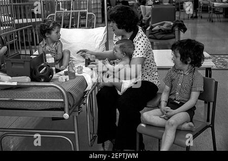 Ospedale Ward Cardiff per bambini. Infermiera che intrattiene i bambini Foto Stock