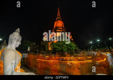 Ayutthaya, Thailandia - 18 maggio 2019: Wat Yai Chaimongkon, l'antico tempio buddista, la famosa destinazione turistica, dove i buddisti maki Foto Stock