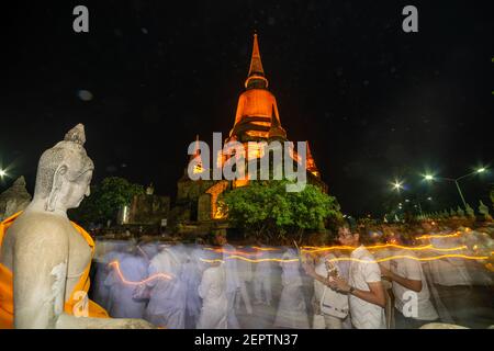 Ayutthaya, Thailandia - 18 maggio 2019: Wat Yai Chaimongkon, l'antico tempio buddista, la famosa destinazione turistica, dove i buddisti maki Foto Stock