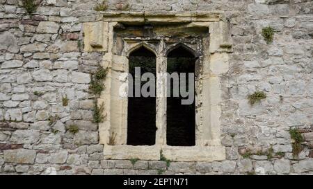 Castello finestra, medievale Brick Fortezza Muro con finestre in stile gotico, architettura antica nel Regno Unito Foto Stock