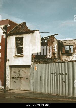 Case danneggiate dalle bombe in corrispondenza di un alloggiamento di Belfast break durante i guai negli anni settanta, Irlanda del Nord, Regno Unito Foto Stock