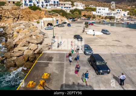 Sikinos, Grecia - 26 settembre 2020: Thirists salendo a bordo del traghetto nel porto sull'isola di Sikinos. CICLADI, Grecia Foto Stock