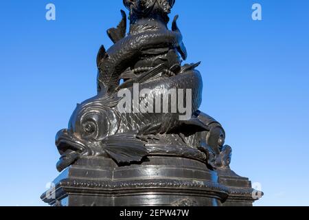 Dolphin lampada scultura standard statua mobili strada lampione sul Terrapieno del Tamigi che furono eretti nel 1870 e sono un tou popolare Foto Stock