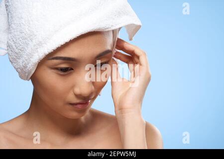 Ragazza dopo una doccia con un asciugamano sul suo capo. Lei fa daily  skincare. Ella è senza trucco Foto stock - Alamy