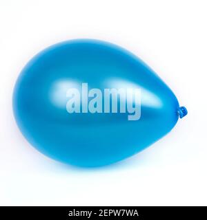 Palloncino di gomma blu su sfondo bianco Foto Stock
