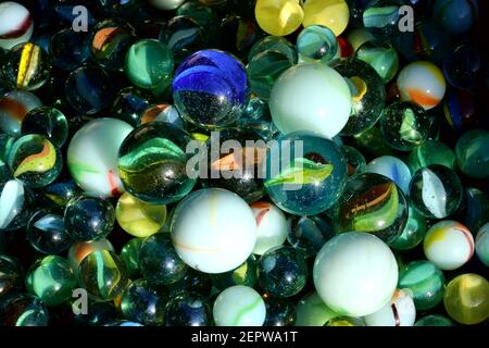 Un'immagine di marmi di vetro che si riflettono nel sole Foto Stock