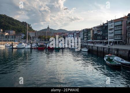 Lekeitio villaggio vista, uno dei più importanti porti di pesca della costa basca nella costa settentrionale della Spagna Foto Stock