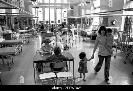 Ospedale Ward Cardiff per bambini. Bambini istruiti in ospedale Foto Stock