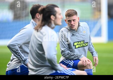 Harvey Barnes (a destra) di Leicester City si sta riscaldando prima della partita della Premier League al King Power Stadium di Leicester. Data immagine: Domenica 28 febbraio 2021. Foto Stock