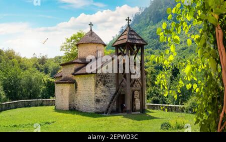 La Cappella del Monastero Vecchio di Dobrilovina e la Casa vivente Foto Stock