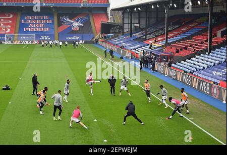 I giocatori di Fulham si riscaldano in campo prima della partita della Premier League a Selhurst Park, Londra. Data immagine: Domenica 28 febbraio 2021. Foto Stock