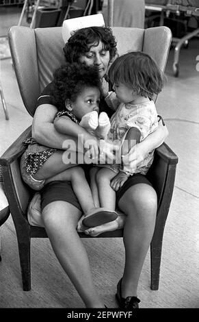 Ospedale Ward Cardiff per bambini. Infermiera che conforta i bambini Foto Stock