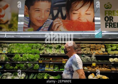 Auckland, Nuova Zelanda. 28 Feb 2021. Un cittadino che indossa una maschera facciale acquista merci in un supermercato ad Auckland, Nuova Zelanda, 28 febbraio 2021. Auckland, la città più grande della Nuova Zelanda, si sposterà dal COVID-19 Alert Level 1 al Alert Level 3 e il resto del paese al Alert Level 2 dalle 6:00 di domenica mattina, il primo ministro Jacinda Ardern ha annunciato in occasione di una conferenza stampa urgente il sabato sera. Credit: Zhao Gang/Xinhua/Alamy Live News Foto Stock