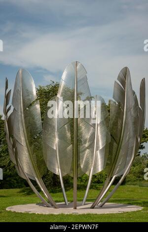 L'aquila in acciaio inossidabile piume scultura come il monumento ai Choctaw degli spiriti di Kindred di Alex Pentek a Bailick Park Midleton, County Cork, Irlanda Foto Stock