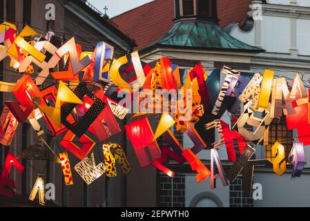 Lublino, Polonia - 1 giugno 2019: Lettere illuminate come decorazioni d'arte in via Złota durante la notte della cultura (NOC Kultury) nella città vecchia Foto Stock