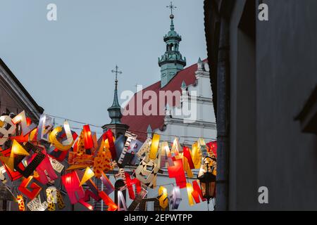 Lublino, Polonia - 1 giugno 2019: Lettere illuminate come decorazioni d'arte in via Złota durante la notte della cultura (NOC Kultury) nella città vecchia Foto Stock