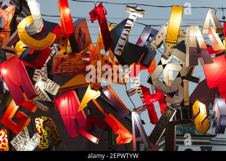 Lublino, Polonia - 1 giugno 2019: Lettere illuminate come decorazioni d'arte in via Złota durante la notte della cultura (NOC Kultury) nella città vecchia Foto Stock