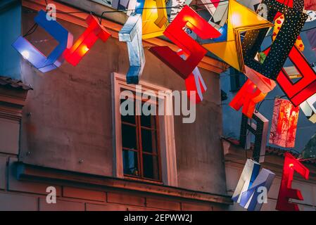 Lublino, Polonia - 1 giugno 2019: Lettere illuminate come decorazioni d'arte in via Złota durante la notte della cultura (NOC Kultury) nella città vecchia Foto Stock