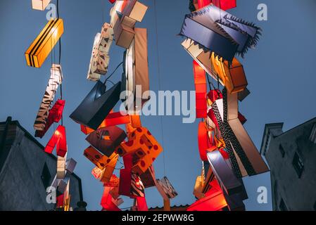 Lublino, Polonia - 1 giugno 2019: Lettere illuminate come decorazioni d'arte in via Złota durante la notte della cultura (NOC Kultury) nella città vecchia Foto Stock