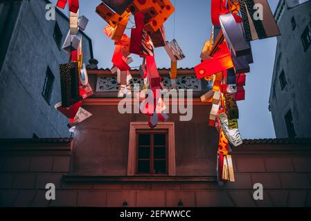 Lublino, Polonia - 1 giugno 2019: Lettere illuminate come decorazioni d'arte in via Złota durante la notte della cultura (NOC Kultury) nella città vecchia Foto Stock