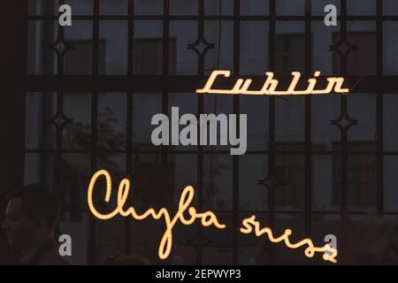 Lublino, Polonia - 1 giugno 2019: I neoni illuminati a Olejna Street durante la notte della cultura (NOC Kultury) nella città vecchia Foto Stock