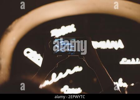 Lublino, Polonia - 1 giugno 2019: I neoni illuminati a Olejna Street durante la notte della cultura (NOC Kultury) nella città vecchia Foto Stock