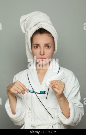 Infelice sonnolenta donna stanca che le spazzolava i denti, routine femminile Foto Stock