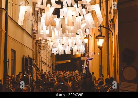 Lublino, Polonia - 1 giugno 2019: Folle di persone e lettere illuminate in Olejna Street durante la notte della cultura (NOC Kultury) nella città vecchia Foto Stock