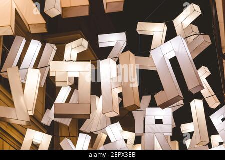 Lublino, Polonia - 1 giugno 2019: Lettere illuminate a Olejna Street durante la notte della cultura (NOC Kultury) nella città vecchia Foto Stock