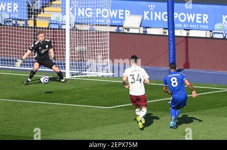 Gli Youri Tielemans di Leicester City segnano il primo gol della partita durante la partita della Premier League al King Power Stadium di Leicester. Data immagine: Domenica 28 febbraio 2021. Foto Stock