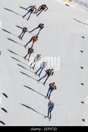 Oberstdorf, Germania. 28 Feb 2021. Sci nordico: Campionati del mondo, sci di fondo - squadra sprint freestyle, uomini, qualificazione. Gli atleti in azione. Credit: Karl-Josef Hildenbrand/dpa/Alamy Live News Foto Stock