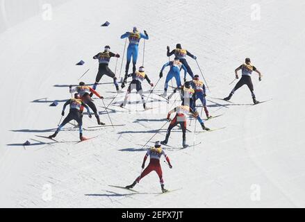 Oberstdorf, Germania. 28 Feb 2021. Sci nordico: Campionati del mondo, sci di fondo - squadra sprint freestyle, uomini, qualificazione. Gli atleti in azione. Credit: Karl-Josef Hildenbrand/dpa/Alamy Live News Foto Stock