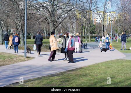 Budapest, Ungheria - 28 febbraio 2021: Donne anziane in maschera che parlano in un parco a Budapest Foto Stock