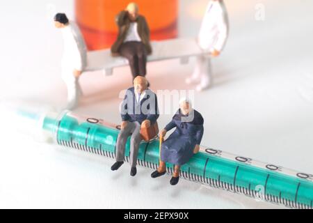 Gli anziani sono in attesa di una vaccinazione Foto Stock