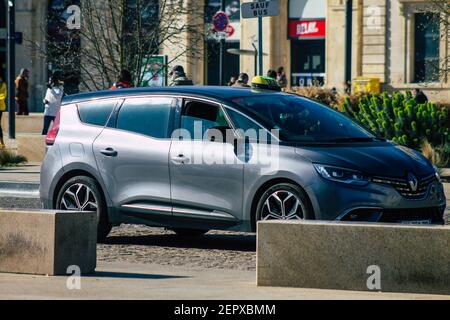 Reims Francia 27 febbraio 2021 Taxi per i passeggeri che viaggiano per le strade di Reims durante la pandemia di coronavirus che colpisce la Francia Foto Stock