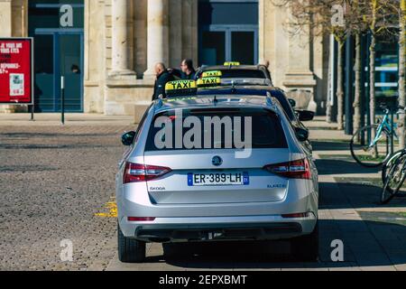 Reims Francia 27 febbraio 2021 Taxi per i passeggeri che viaggiano per le strade di Reims durante la pandemia di coronavirus che colpisce la Francia Foto Stock