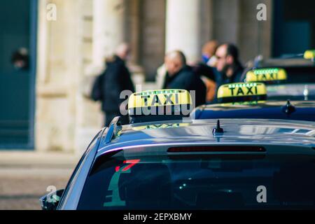 Reims Francia 27 febbraio 2021 Taxi per i passeggeri che viaggiano per le strade di Reims durante la pandemia di coronavirus che colpisce la Francia Foto Stock