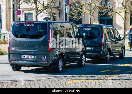 Reims Francia 27 febbraio 2021 Taxi per i passeggeri che viaggiano per le strade di Reims durante la pandemia di coronavirus che colpisce la Francia Foto Stock