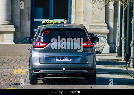 Reims Francia 27 febbraio 2021 Taxi per i passeggeri che viaggiano per le strade di Reims durante la pandemia di coronavirus che colpisce la Francia Foto Stock