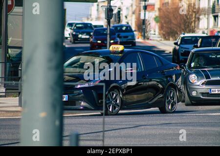 Reims Francia 27 febbraio 2021 Taxi per i passeggeri che viaggiano per le strade di Reims durante la pandemia di coronavirus che colpisce la Francia Foto Stock