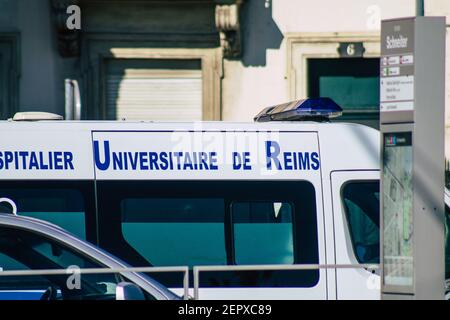 Reims Francia 27 febbraio 2021 ambulanza che attraversa le strade di Reims durante la pandemia di coronavirus che colpisce la Francia Foto Stock