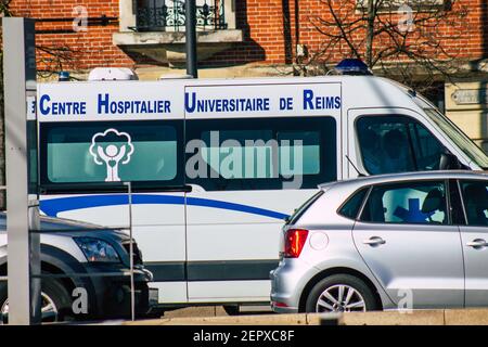 Reims Francia 27 febbraio 2021 ambulanza che attraversa le strade di Reims durante la pandemia di coronavirus che colpisce la Francia Foto Stock